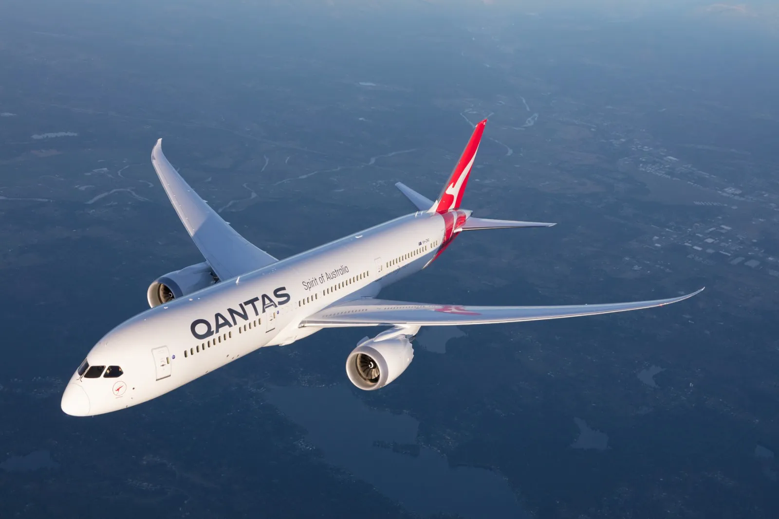 Qantas warns Perth-London nonstops may move to Darwin